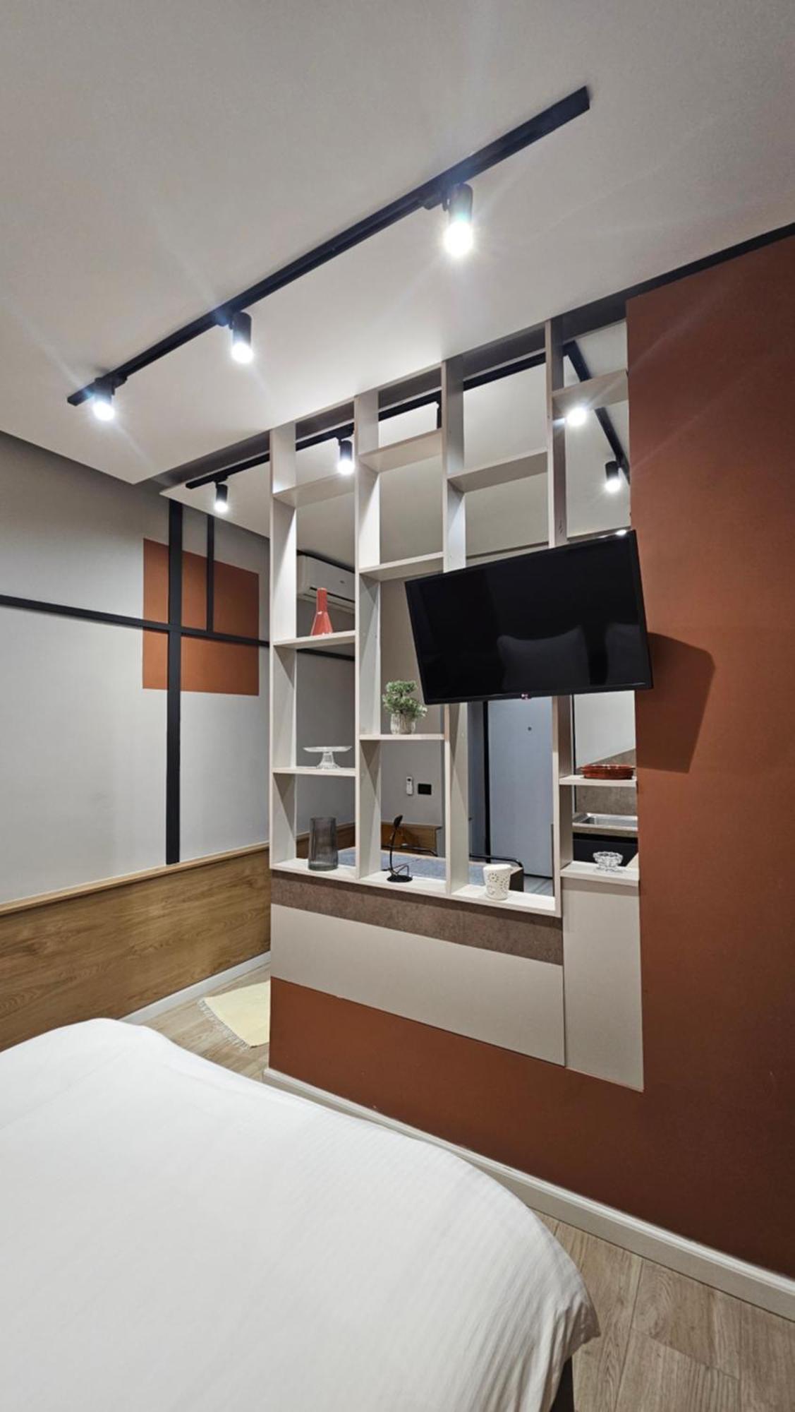 Tam Serviced Studio Apartments Next To Blloku Tirana Eksteriør billede