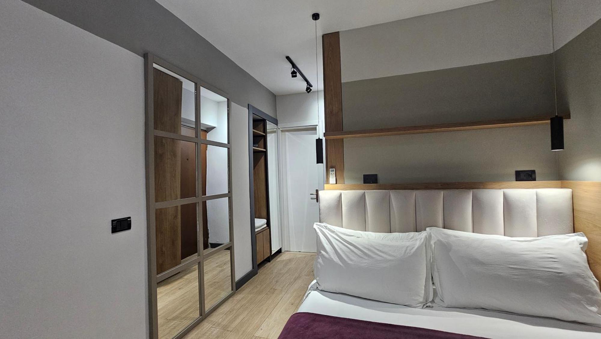 Tam Serviced Studio Apartments Next To Blloku Tirana Eksteriør billede