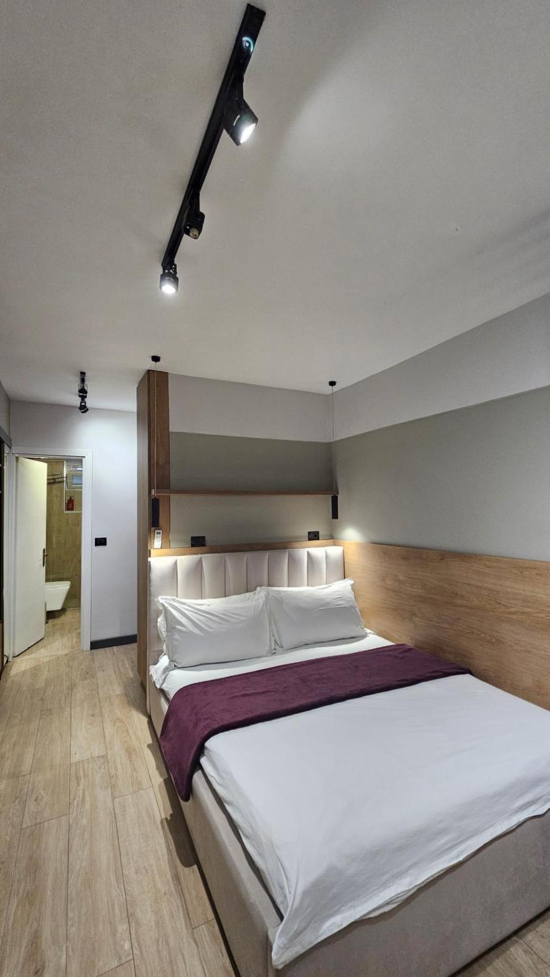 Tam Serviced Studio Apartments Next To Blloku Tirana Eksteriør billede
