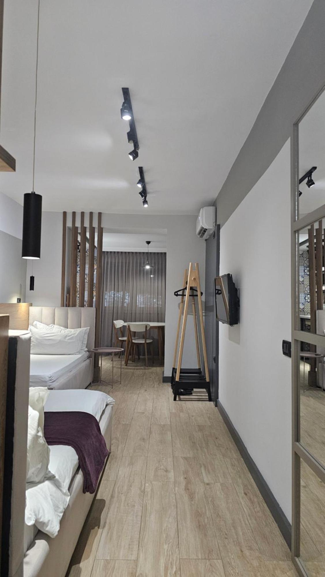 Tam Serviced Studio Apartments Next To Blloku Tirana Eksteriør billede
